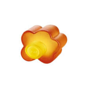 Flor de Agatha Ruiz de la Prada NO es para todos. Es para quien se atreve a incomodar. Esto no es un aroma suave ni educado. Es una bofetada de color al mundo gris. Mandarina explosiva, flores que no piden permiso y un fondo de sándalo, ámbar y almizcle que se pega a la piel como una advertencia: aquí estoy.